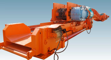 刮板轉(zhuǎn)載機(jī)-煤礦運(yùn)輸?shù)暮脦褪?/></p><p>刮板轉(zhuǎn)載機(jī)可與刮板輸送機(jī)、順槽可伸縮皮帶機(jī)、破碎機(jī)、液壓支架相配套。</p><p>在工作時(shí)，刮板轉(zhuǎn)載機(jī)的機(jī)頭小車會(huì)搭接在皮帶機(jī)的機(jī)尾上，隨著工作面輸送機(jī)的推移步距進(jìn)行整體調(diào)整。這樣，煤炭就可以從工作面輸送機(jī)經(jīng)過橋式轉(zhuǎn)載機(jī)，順利地轉(zhuǎn)載到可伸縮皮帶機(jī)上，然后被運(yùn)走。</p><p>在大型綜采工藝中，刮板轉(zhuǎn)載機(jī)的作用尤為顯著。它的一端與工作面輸送機(jī)搭接，另一端則與帶式輸送機(jī)的機(jī)尾相連。這種設(shè)備能夠?qū)⒉删蛎嫔嫌晒伟鍣C(jī)運(yùn)出的煤炭從巷道底板升高后，轉(zhuǎn)送到帶式輸送機(jī)上。</p><p>順槽用刮板轉(zhuǎn)載機(jī)有軋制中部槽組裝式和整體組焊箱式結(jié)構(gòu)兩種，以滿足不同用戶的需求。采用整體組焊箱式結(jié)構(gòu)的順槽用轉(zhuǎn)載機(jī)具有安裝方便、便于維護(hù)的優(yōu)點(diǎn)，整機(jī)壽命（過煤量）可達(dá)到40至1000萬噸。</p><p><br/></p>
                    </div>
                </div>


                <div   id=